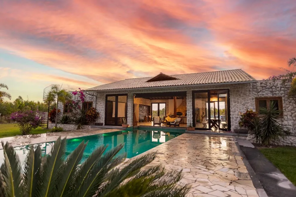 A single-storey coastal house beside its pool